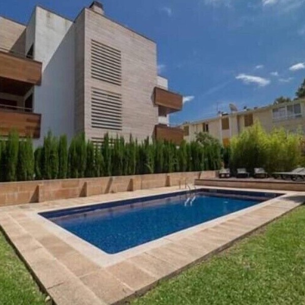 Spacious and sleek apartment with pool just a 5 minute walk to beach/nightlife.