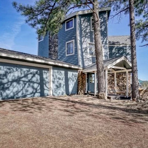 Spacious and Unique Cottage with a Treehouse in Williams, Arizona, Perfect for a Family-Friendly Trip to the Grand Canyon