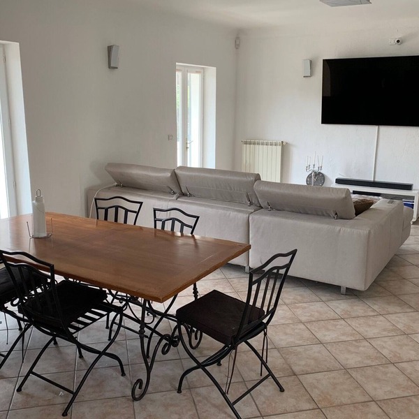 SPACIOUS APARTMENT CLOSE TO ALL AMENITIES