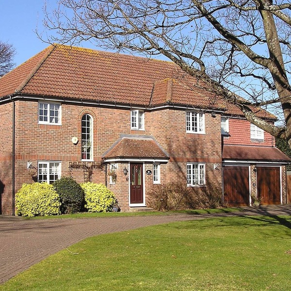 Spacious Apartment In The Heart Of The South Of England