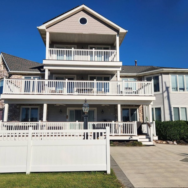 Spacious beach house, 7 bed/4bath, steps from the beach!