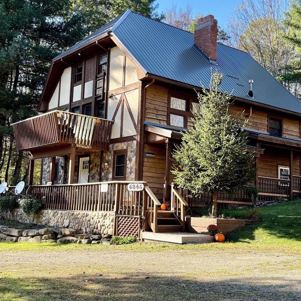 Spacious & Beautiful 8 Bdrm Chalet Set Up For Large Group Entertaining!