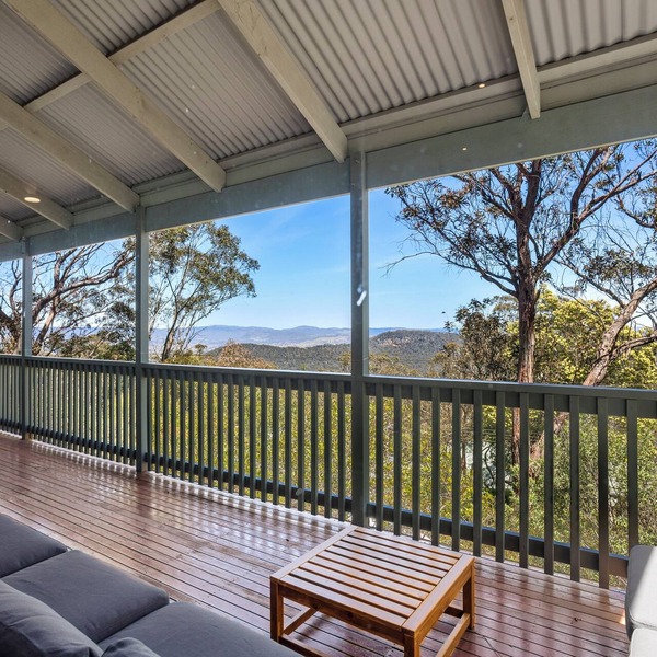 Spacious Blue Mountains Retreat with Stunning Views