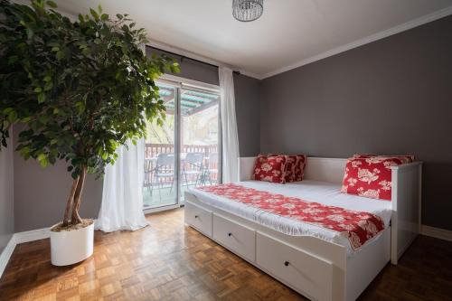 Spacious Bright Home In Woodbridge