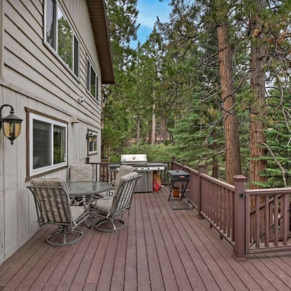 Spacious Cabin, AC, Deck + Fireplace, Games