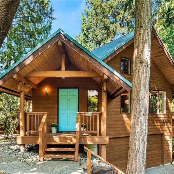 Spacious Cabin Style Home with Hot Tub, Sauna, AC, King Bed, Loft, Free Parking