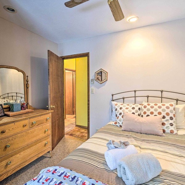 Spacious Catskill Mountains ski cabin with fire pit