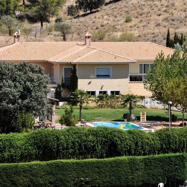 SPACIOUS CHALET WITH POOL, COMFORTABLE AND COMFORTABLE ONLY 2 KM. FROM TOLEDO