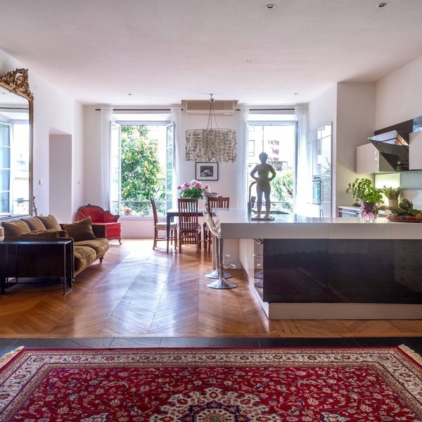 Spacious charming 2 bedrooms, garden view, golden quarter, 5 min walk to beach