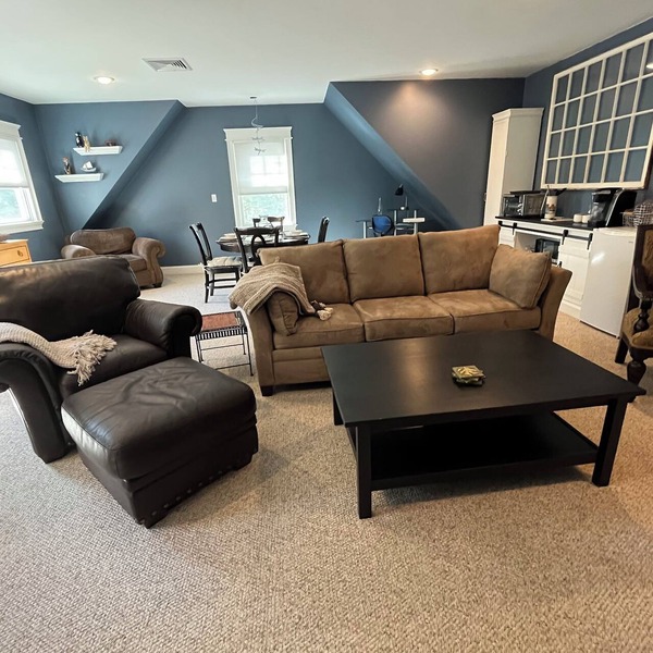 Spacious, Comfortable 1-bedroom sleeps 4 in charming Woburn near Horn Pond