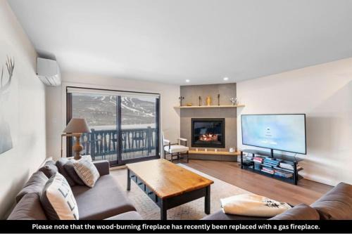 Spacious Condo with Lake and Mountain View