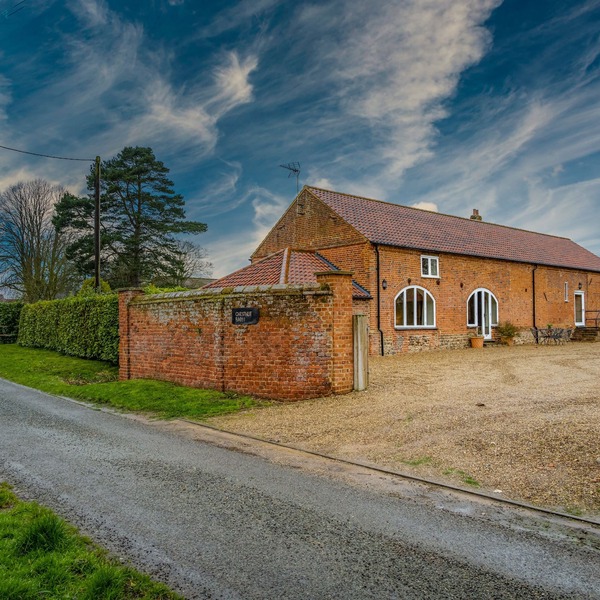 Spacious converted barn in North Norfolk with private hot tub & close to beaches