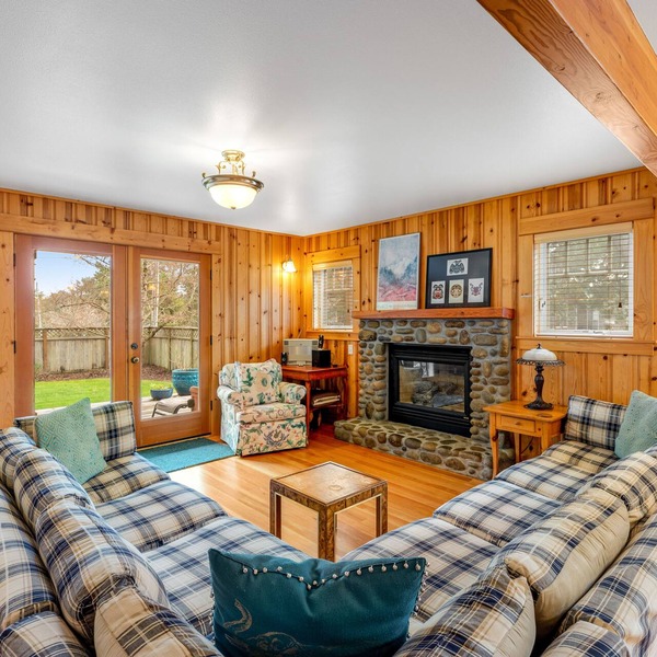 Spacious Cottage with Enclosed Yard - Walk to the Beach, Weddings Welcome