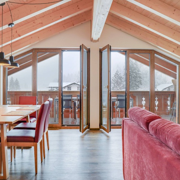 Spacious Top Floor Apartment "Partnachklamm" with Mountain View & Balcony