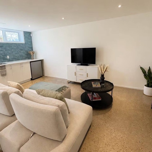 Spacious Designer Suite + NEW kitchen on LRT route