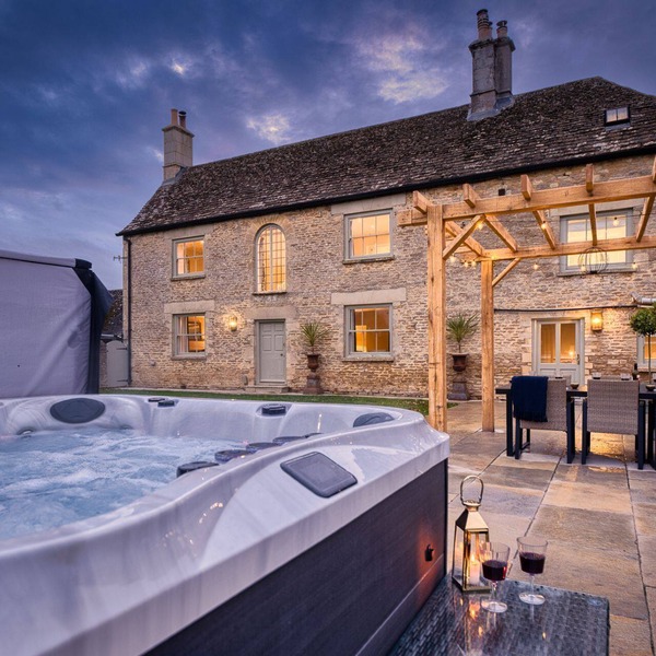 Spacious dog friendly Cotswold holiday retreat with a hot tub - Green Farm Haven