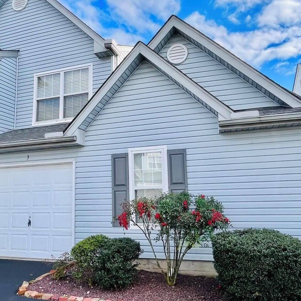 Spacious Duplex with 3 Pools, Tennis Courts & Ensuite Bedroom in Eagles Landing