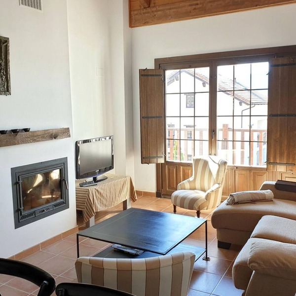 Spacious Duplex with Golf Course & Park Access Near Jaca