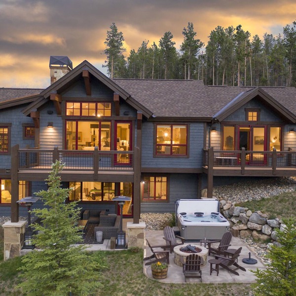 Spacious Elegance, 5 en suites, hiking trail to town, packed with amenities!