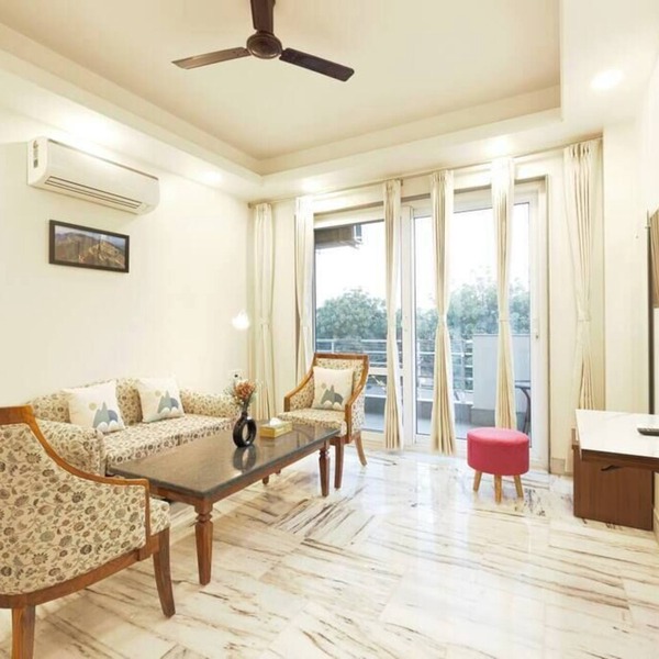 Spacious executive suite with bathtub & balcony