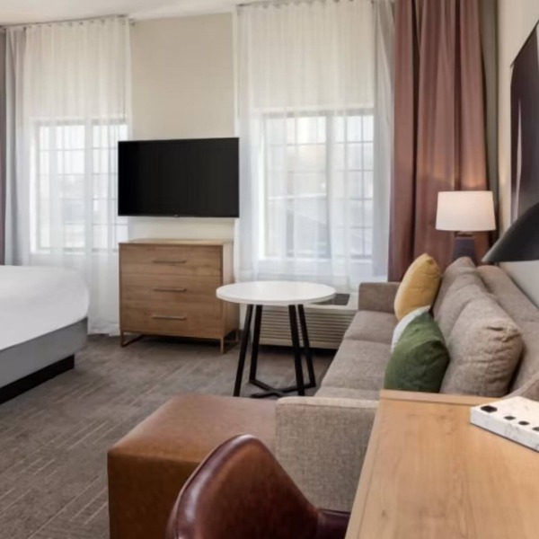 Spacious Extended Stay in Bloomington with Breakfast – Great for Families