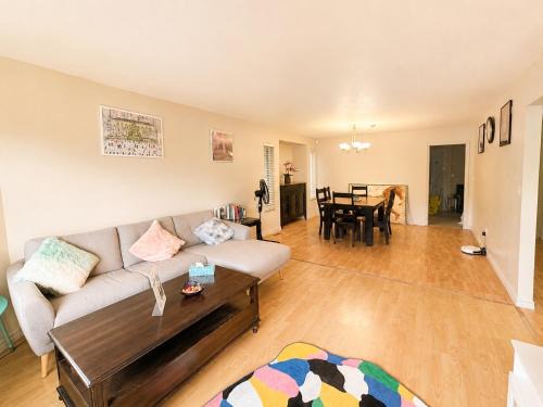 Spacious Family-Friendly 3BR Suite Near White Rock Beach