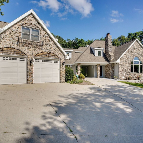 Spacious Family Villa w/Decks in Chilton!