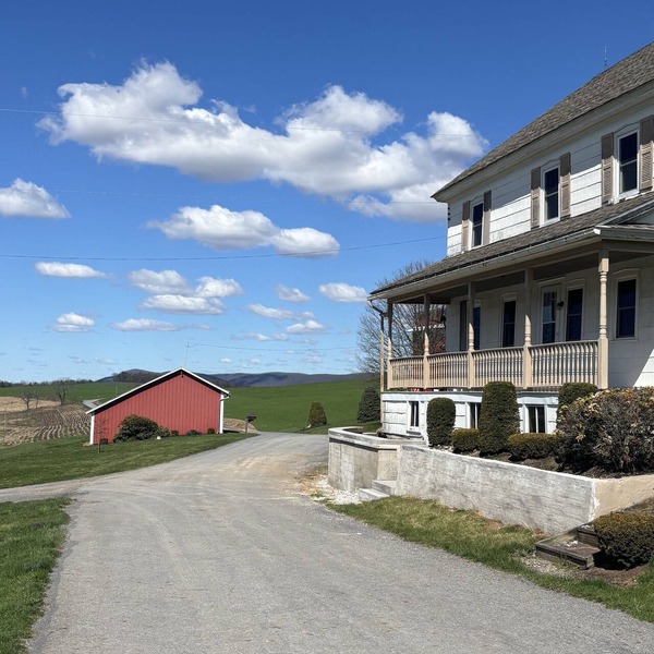 Spacious farmhouse on working PA family farm. Close to AOAA park and Knoebels!