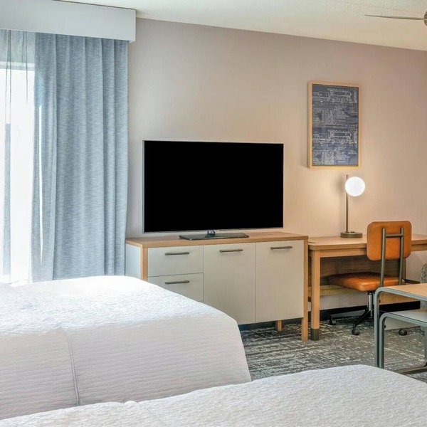 Spacious Four-Unit 2-Queen Studio Set – Weekend Pittsburgh Getaway or Group Stay