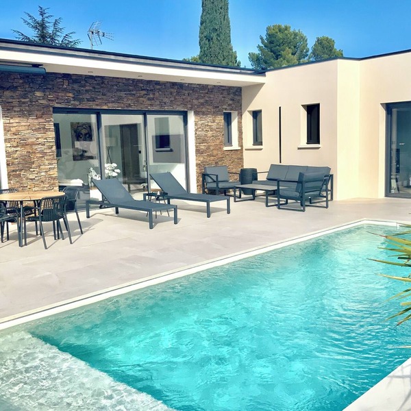 Spacious and bright villa, private pool, parking