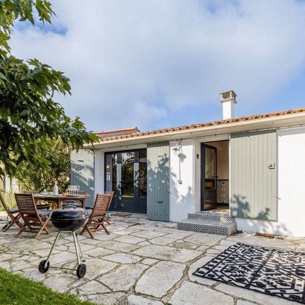 Spacious house with garden and beach within walking distance