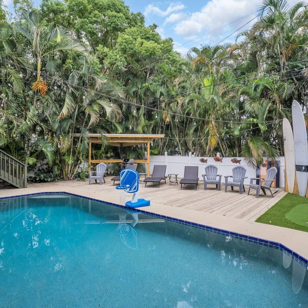 Spacious full remodeled luxury retreat w/Private pool, golf cart, movie theater