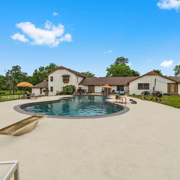 Spacious Getaway 12 Acres Whole Family w/Private Pool Sleeps 20+