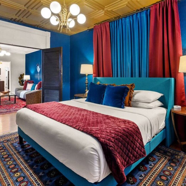 Spacious getaway in Little Italy with Parking