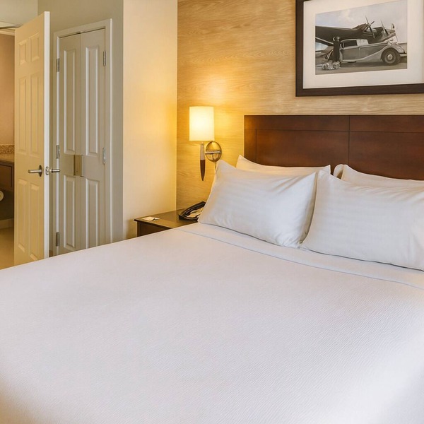 Spacious Good-Value Accommodation! Pet-Friendly Property with Onsite Parking!