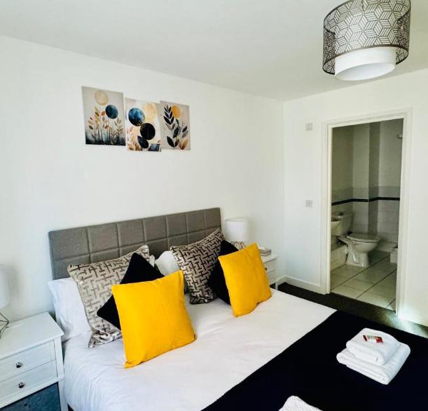 Spacious Ground Floor 2-Bed Flat - Patio, Parking - By Habitats