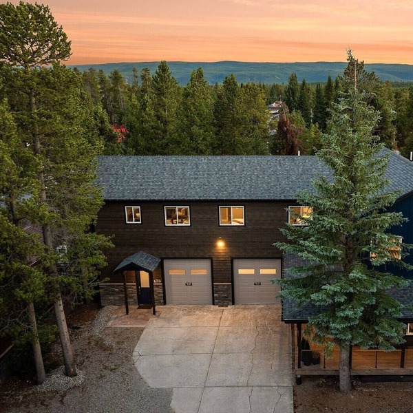 Spacious Group Getaway * Make Memories 1 mile from Yellowstone!