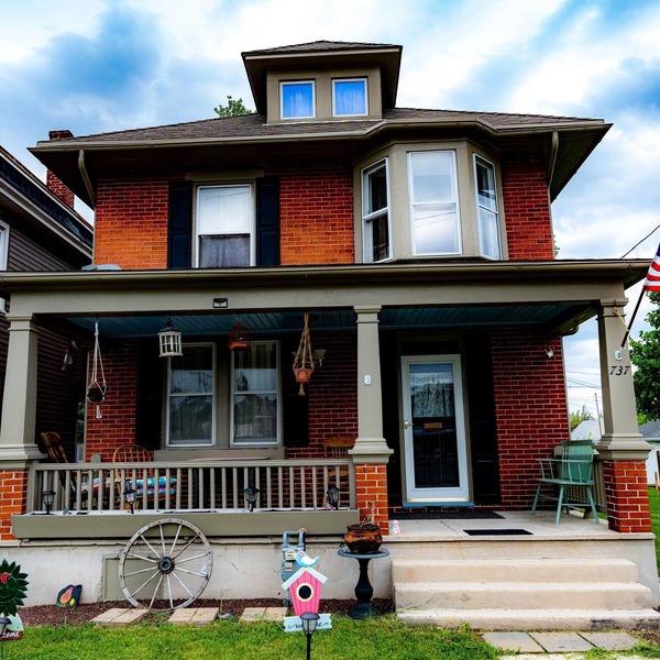 Spacious Home a mile away of York expo center with free parking lot.