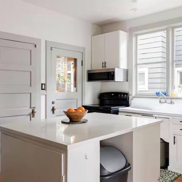 Spacious home+AC 4 min walk to train 12 min to Stadium, relax & explore Seattle!