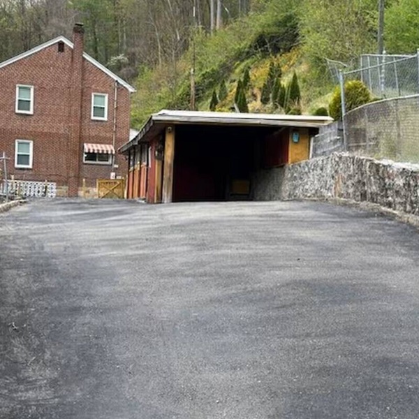 Spacious Home Ample Parking 1/2 Mile from the Hatfield and McCoy Trails!