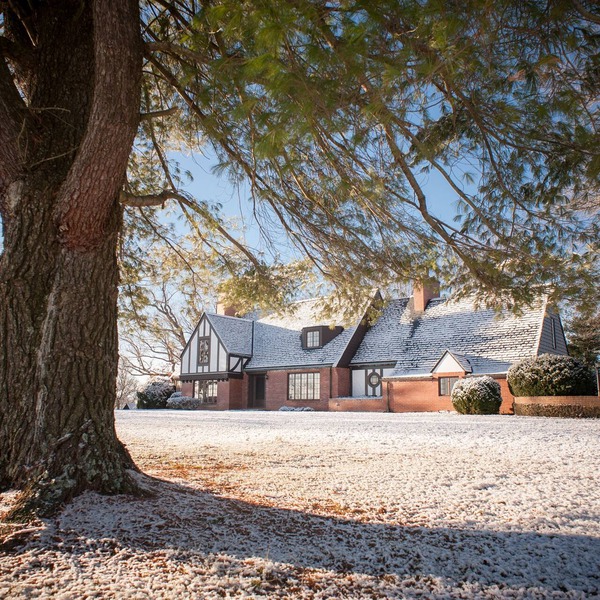 Spacious Home, Private Pool, Tennis Court, Lake, Minutes From Town and Shopping