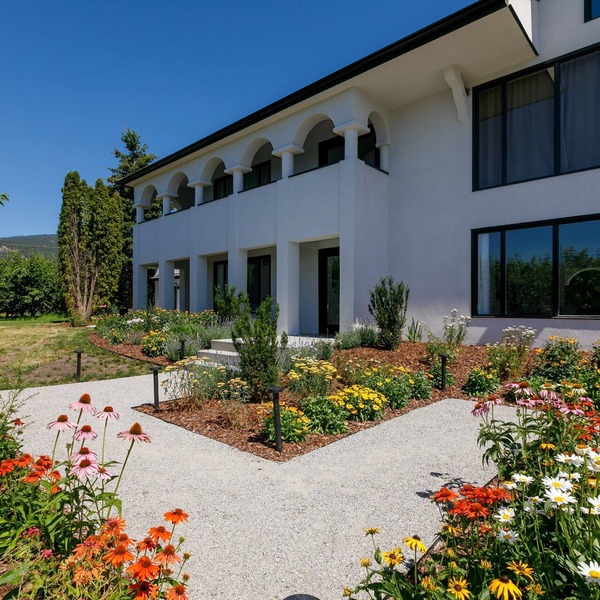 Spacious house in a Naramta cherry orchard - 4 bedroom Spanish style villa