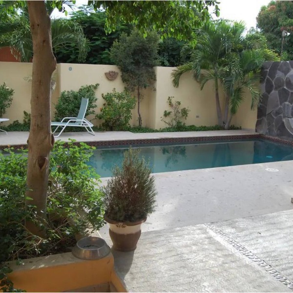 Spacious house, pool, minutes' walk to marina, downtown