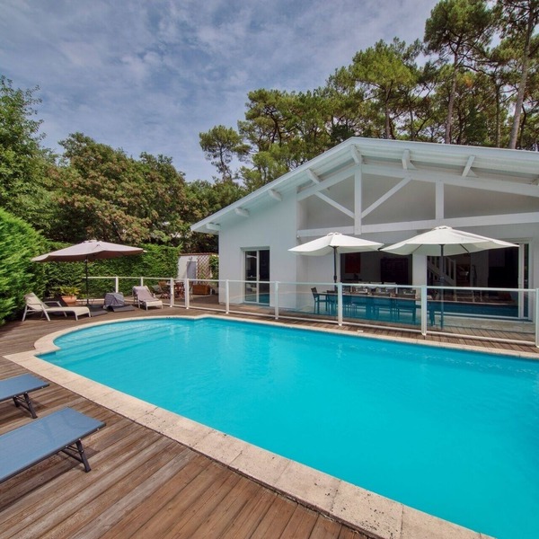Spacious house with luxury comfort quality services. Heated pool 4-star rated