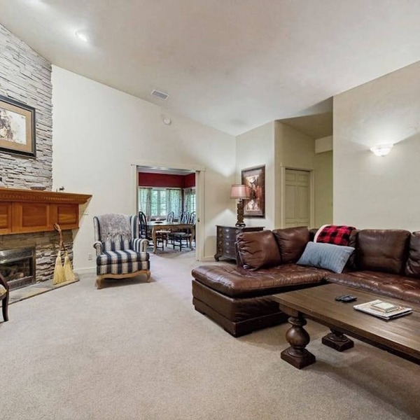 Spacious & inviting home near town with jetted tub, gas fireplace & WiFi