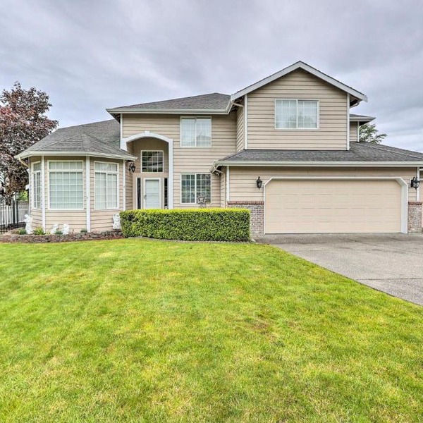 Spacious Kent Home: Great for Large Families!