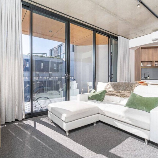Spacious Kingston Foreshore Apt