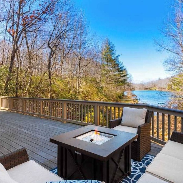 Spacious lake home with firepit, 3 fireplaces, pool table & shared amenities