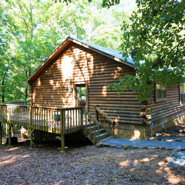 Spacious Lakefront Log Home Retreat