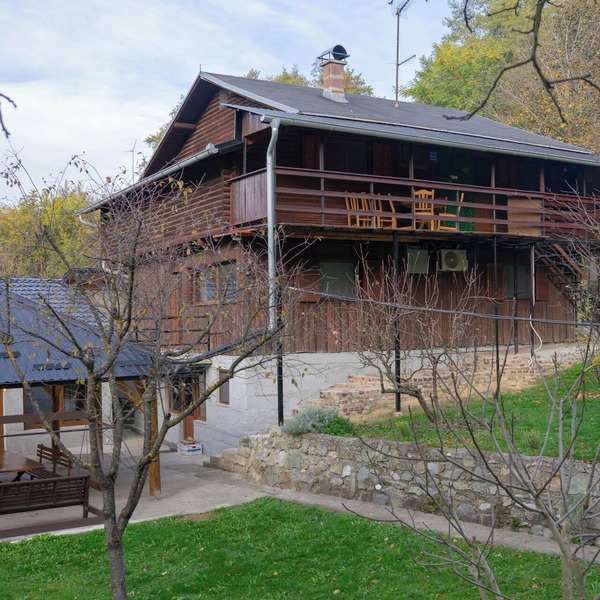 Spacious lakeside home for 15 guests, celebrations and active stays.
